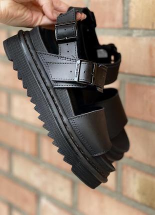 Босоніжки з колекції dr.martens