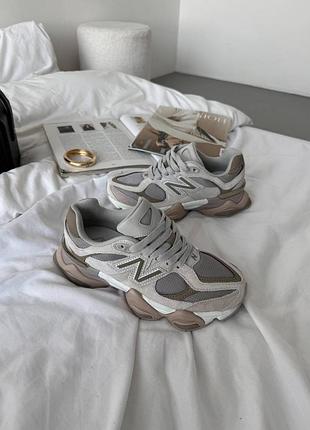 Кросівки жіночі