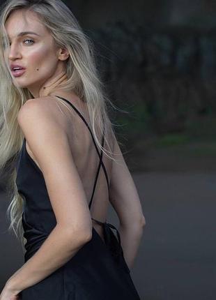 Жіноча чорна шовкова сукня максі на бретелях