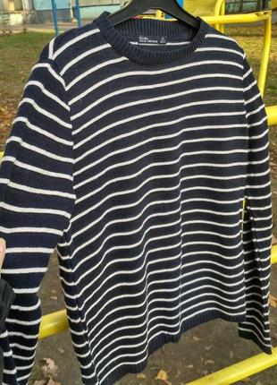Базовый темно-синий тонкий свитер в белую полоску bershka