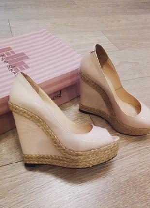 Чудові нюдовые шкіряні еспадрільї-босоніжки з відкритим носком на танкетці-платформі elle!!!