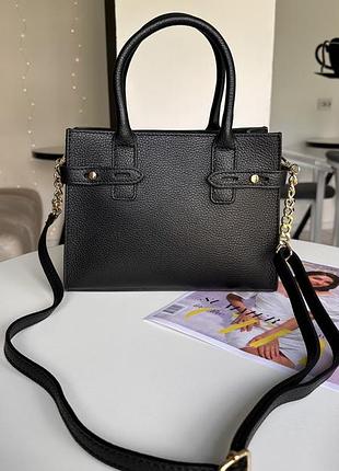 Чорна шкіряна сумочка — завжди влучне рішення. стримана розкіш для будь-якого образу.