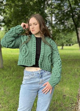 Вʼязаний короткий жіночий кардиган, з гіпоалергенної пряжі alize puffy3 фото