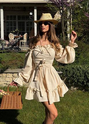 Короткое муслиновое платье с длинными рукавами