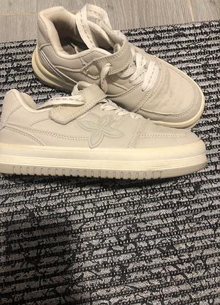 Взуття для дівчинки