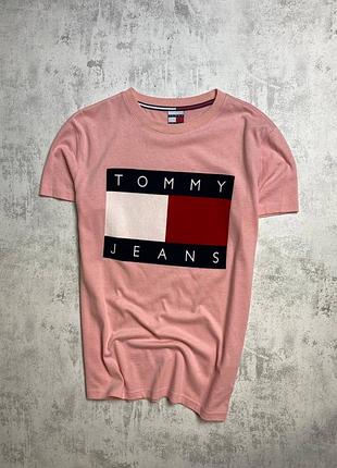 Рожева футболка tommy jeans — яскравий стиль з великим логотипом