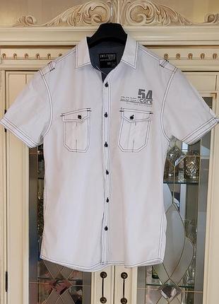 Красивая мужская рубашка в идеальном состоянии. м