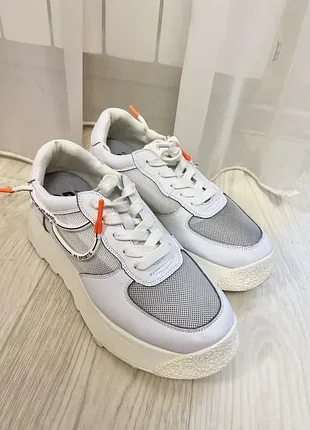 Белые женские кроссовки