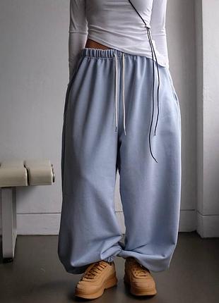 Спортивні штани оверсайз з накладними кишенями з принтом написом джоггери блакитні рожеві сірі