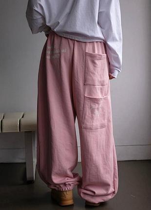 Спортивні штани оверсайз з накладними кишенями з принтом написом джоггери блакитні рожеві сірі