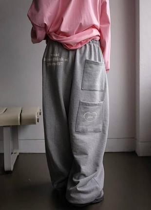 Спортивні штани оверсайз з накладними кишенями з принтом написом джоггери блакитні рожеві сірі