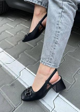 Слингбеки на устойчивом каблуке с декоративной фурнитурой