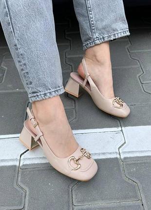 Слингбеки на устойчивом каблуке с декоративной фурнитурой