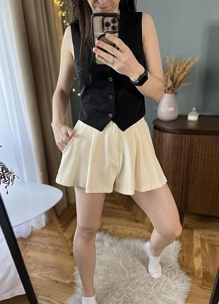 Нові широкі молочні шорти shein