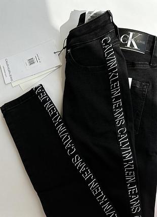 Джинси Calvin Klein CK One Glisten Kapuzenpullover zum Hineinschlüpfen mit Tierfellmuster