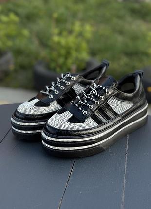 Жіночі чорні кросівки — стиль, комфорт і універсальність в одному образі