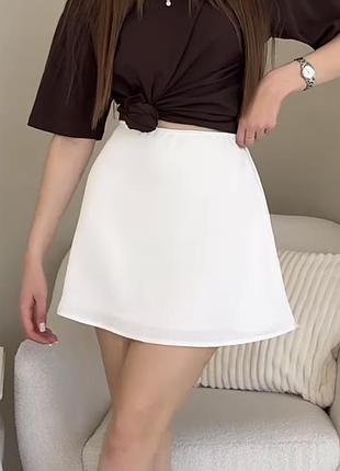 Жіноча міні спідниця з атласу, має підкладку