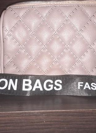 Сумка женская fasnion bags 
в идеальном состоянии без следов ношения
цвет - бежевый