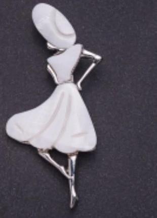 Новая брошка женщина в шляпе