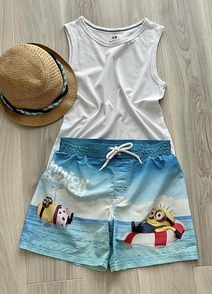 Пляжный look для стильного парня 6-8 лет: яркие плавки h&m, майка h&m, соломенная шляпка.