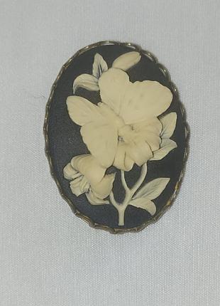 Брошь цветок с бабочкой
