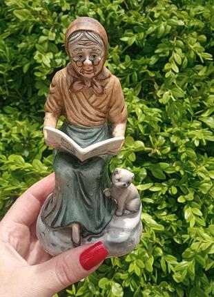 Статуэтка из фарфора ,, бабушка с котиком читает книжку,,