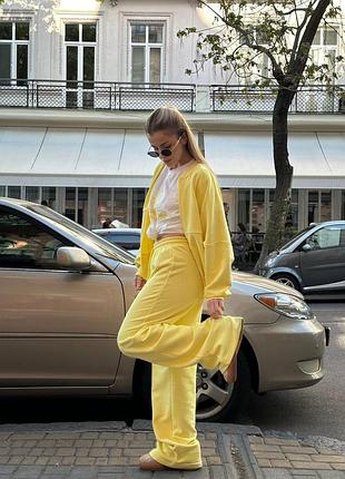 Жіночий спортивний костюм із зіп-худі та штанами палаццо — це стиль і свобода в одному образі. вигот