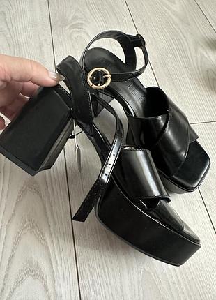 Босоніжки нові