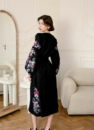 Льняное дизайнерское платье черного цвета с