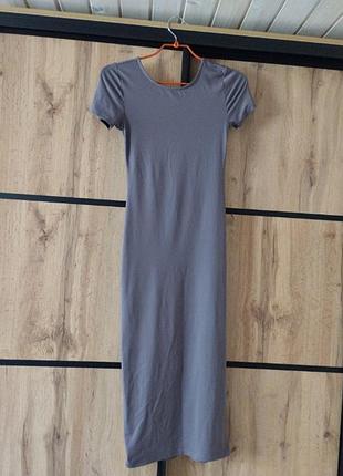 Платье с разрезом.