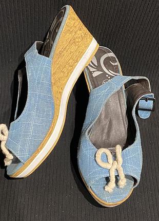 Жіночі босоніжки на танкетці