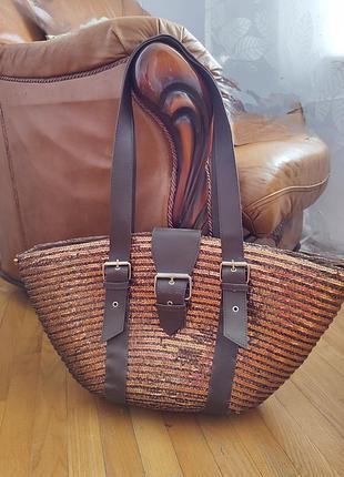 Сумка коричневого кольору з паєтками.