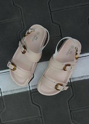 Босоніжки бежеві сандалі нюд з пряжками молочні