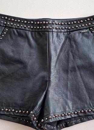 Шорты с заклепками
