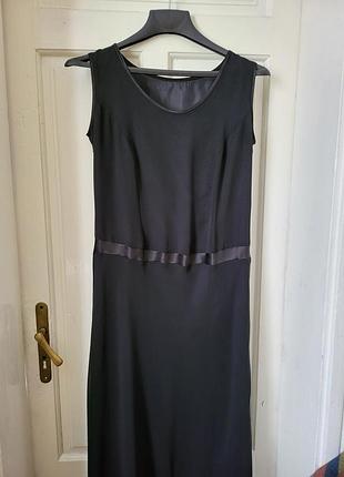 Платье черное крепдешиновое.