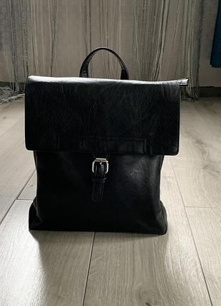 Рюкзак під шкіру чорний італія вмісткий чорного кольору поліуретан