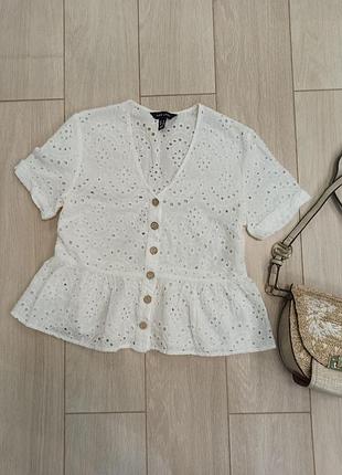 Блуза 100% коттон, з прошвою вишивкою, білосніжний колір, з баскою та коротким рукавом, new look