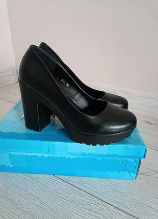 Классические черные туфли