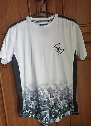 Легка біла чоловіча футболка supply & demand