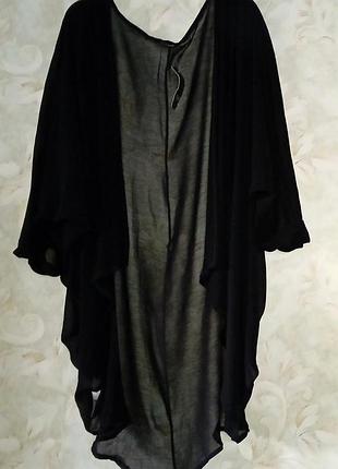 Кардиган асимметричен.