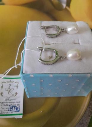 Серебряные серьги с натуральными жемчугами.