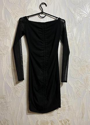 Чорна сукня по талії