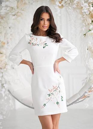 Ніжна сукня міні - футляр преміум з вишивкою квіти приталена