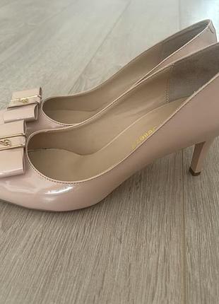 Жіночі туфлі 37 38 розмір в чудовому стані