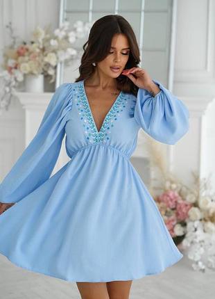 Ніжна крепова сукня міні вільного крою з трикутним вирізом декольте і вишивкою