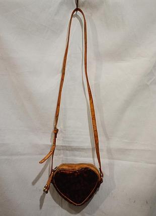 Маленькая сумочка сердце через плечо итальянского бренда alviero martini