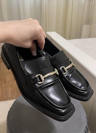 Лофери з трендовим квадратним носиком