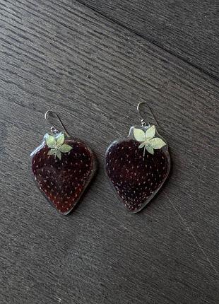 Сережки полуниці з епоксидної смоли