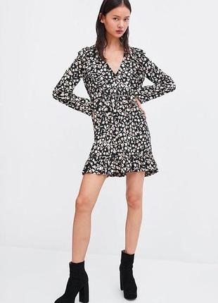 Ніжна сукня в квітковий принт з рюшами від zara