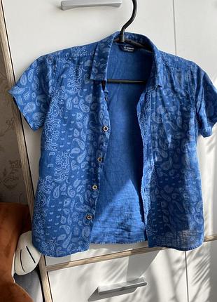 Сорочка на хлопчика на ґудзиках. можна носити самостійно або під футболку.